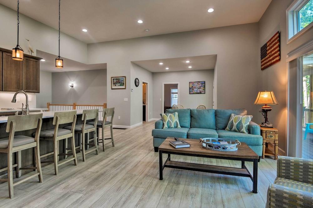 Covered Deck, Grill & Game Room: Gilford House!