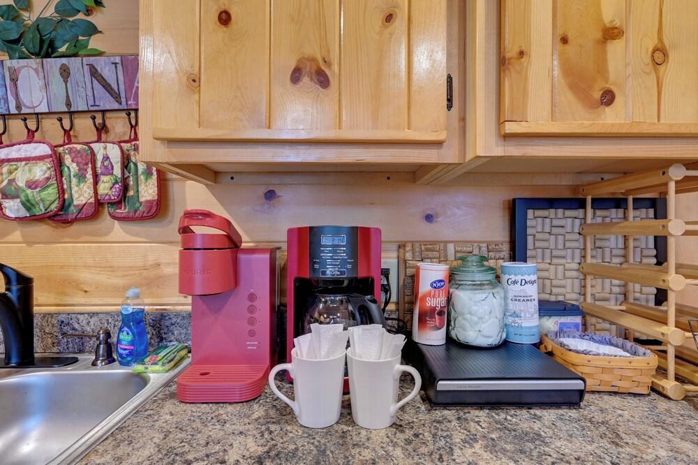 Broken Bow Cabin w/ Hot Tub & Fire Pit, Near Lake!