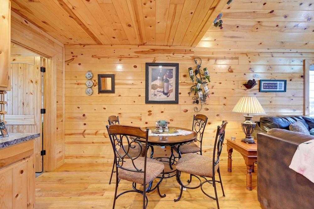 Broken Bow Cabin w/ Hot Tub & Fire Pit, Near Lake!