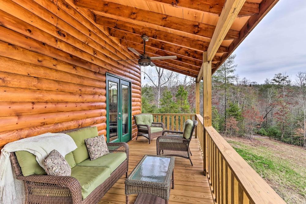 Cozy Mtn Cabin: Spacious Deck & Forest Views!