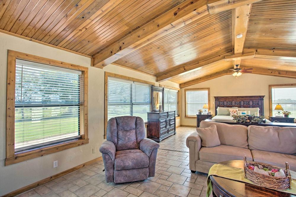 Pet-friendly Efficiency Cottage w/ Pool!