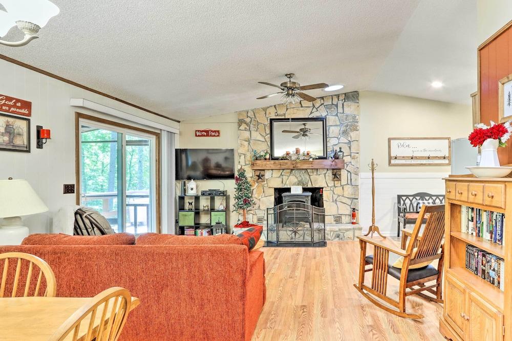 Quaint Murphy Cabin in Serene Wooded Setting!