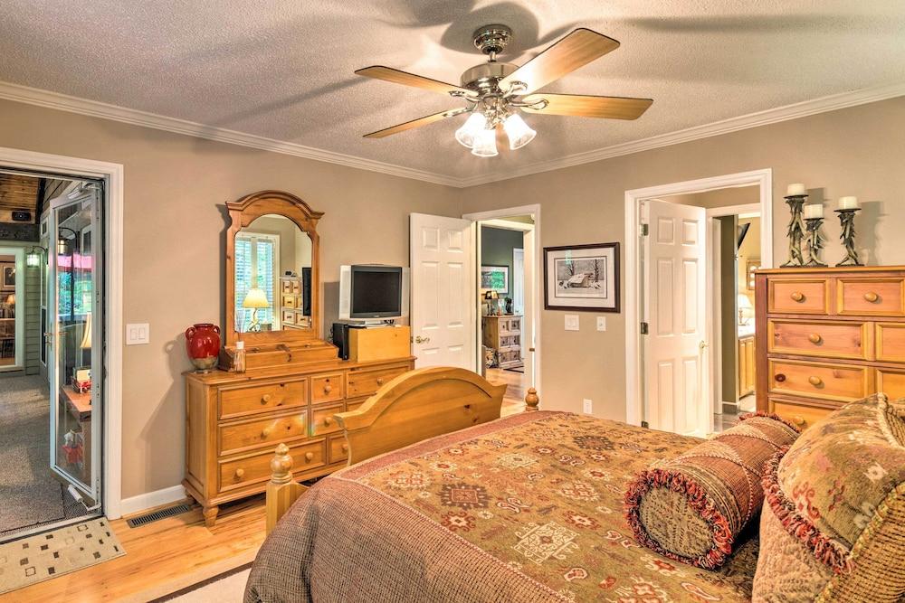 Screened Porch + 3 Decks: Beech Mountain Cabin