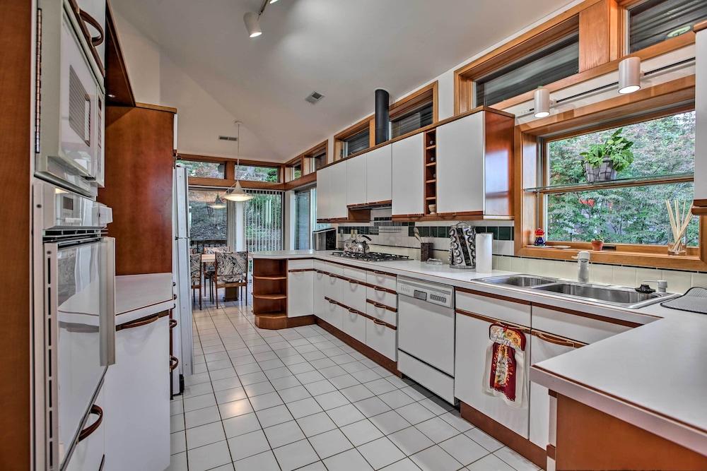 Home With Wraparound Deck + Blue Ridge Mtn Views!