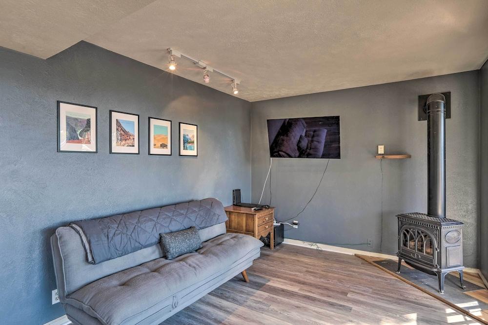 Near Hiking: Mtn-view Conifer Cabin w/ 2 Decks