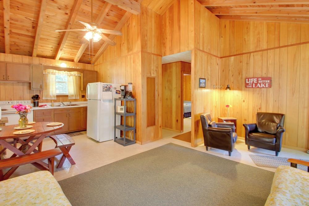 'the Birches' Raymond Getaway w/ Beach & Boat Dock