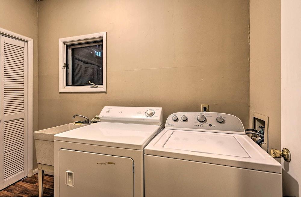 Retro Beech Mountain Home - 2 Mi to Skiing!