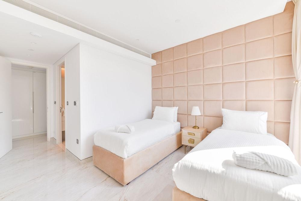 Luxury 2BR plus maids room in Bluewaters