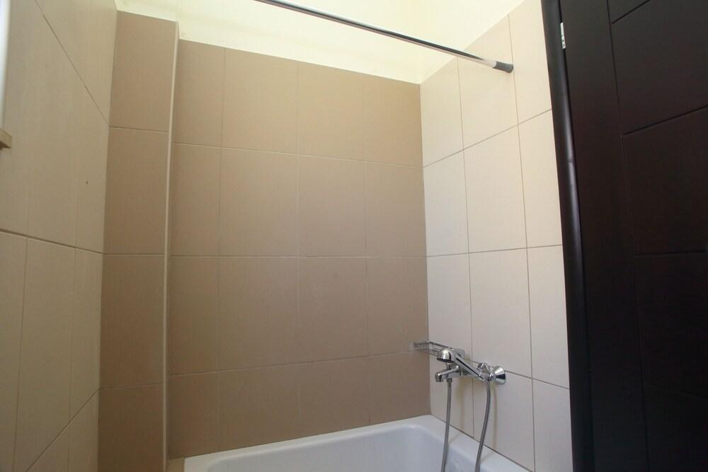 Impeccable 4-bed House in Nikiana