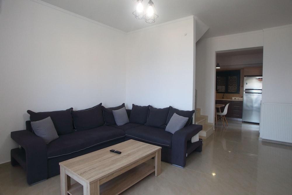 Impeccable 4-bed House in Nikiana