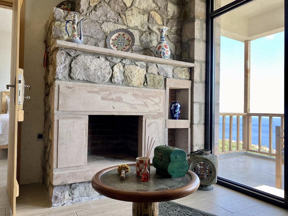 Assos Karadut Taş Otel