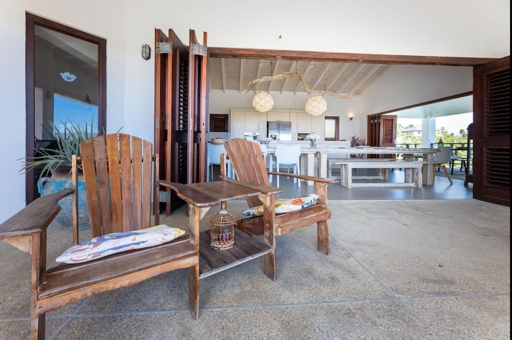 Room in B&B - Breezy Stay - Beautiful Spacious Room in Villa mi Cuna With Swimming Pool