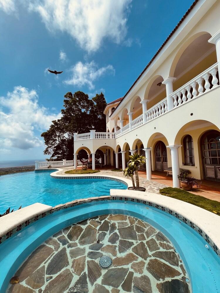 El Castillo Tropical