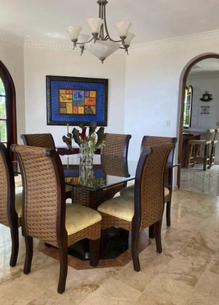 El Castillo Tropical