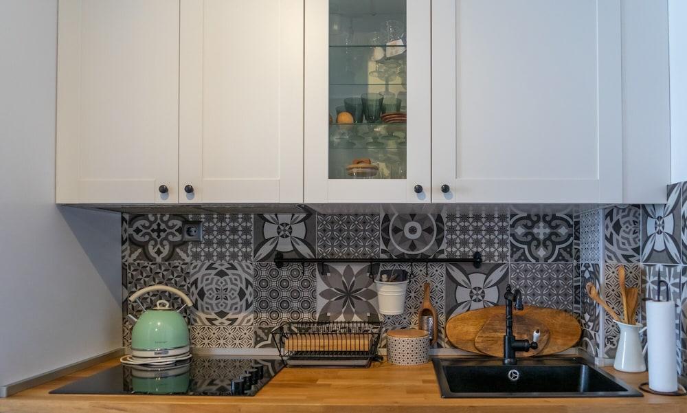 Modern Apartment With Balcony, Near Shopping Mall