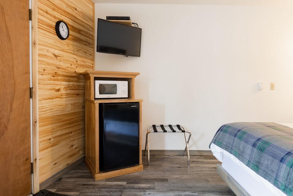 Beargrass Lodging and RV Resort