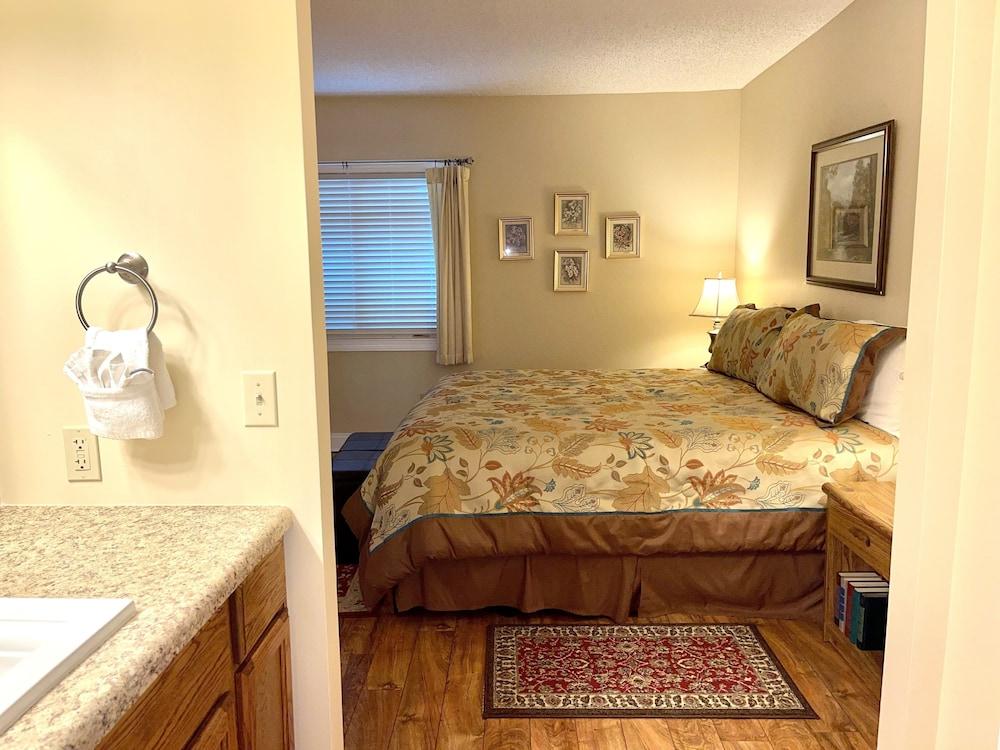 204 2-Bedroom 2 Home by RedAwning