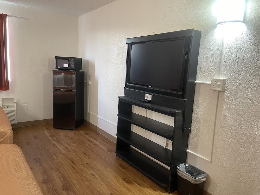 REGAL 8 INN & SUITES