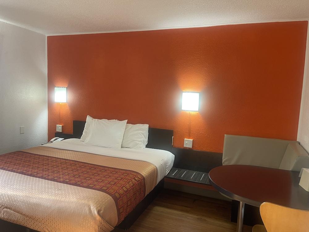 REGAL 8 INN & SUITES