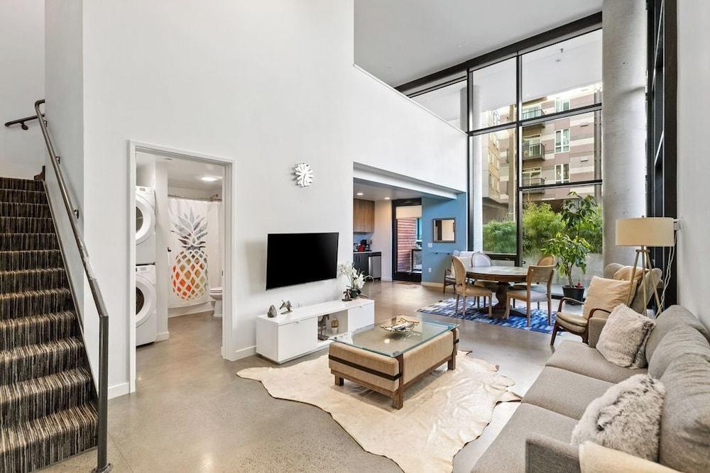 Airy and Open Corner Loft - 92 Walkscore