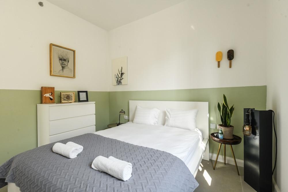 Artistic 2BD Apt w Balcony on Montefiore