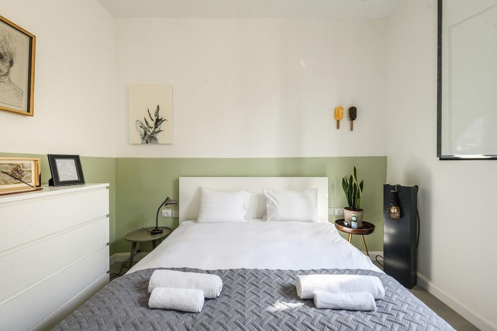 Artistic 2BD Apt w Balcony on Montefiore