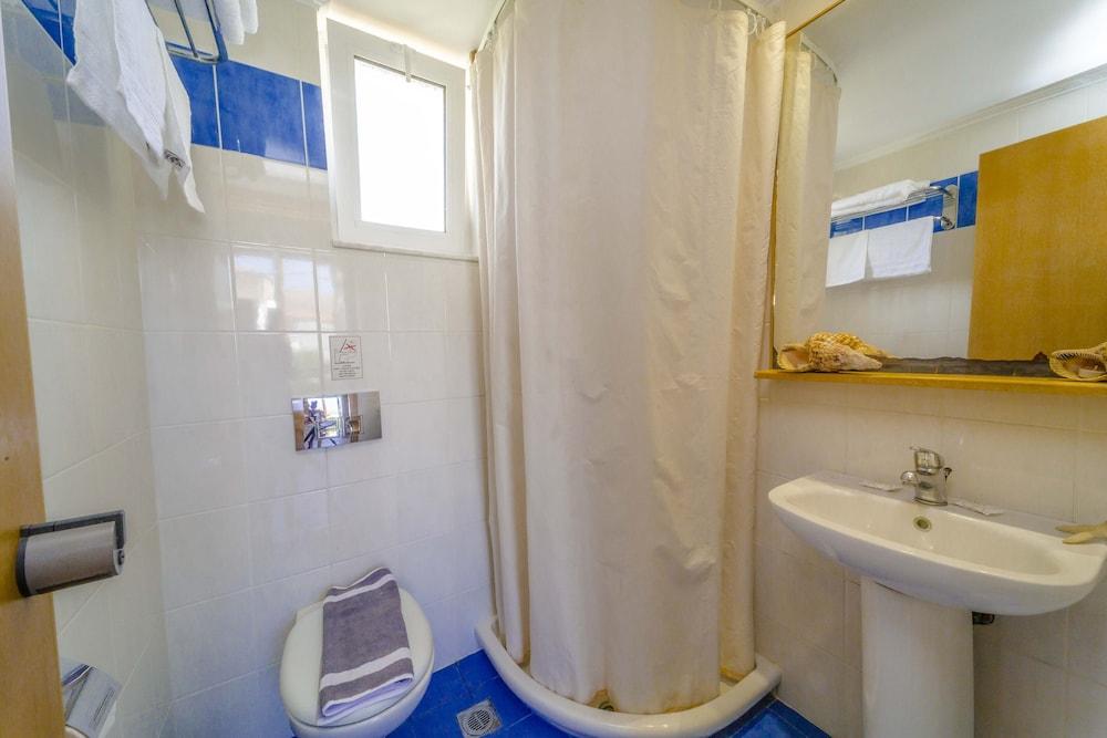 Amaryllis Front Beach Hotel