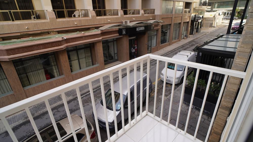 Bookarest Hostel Malta