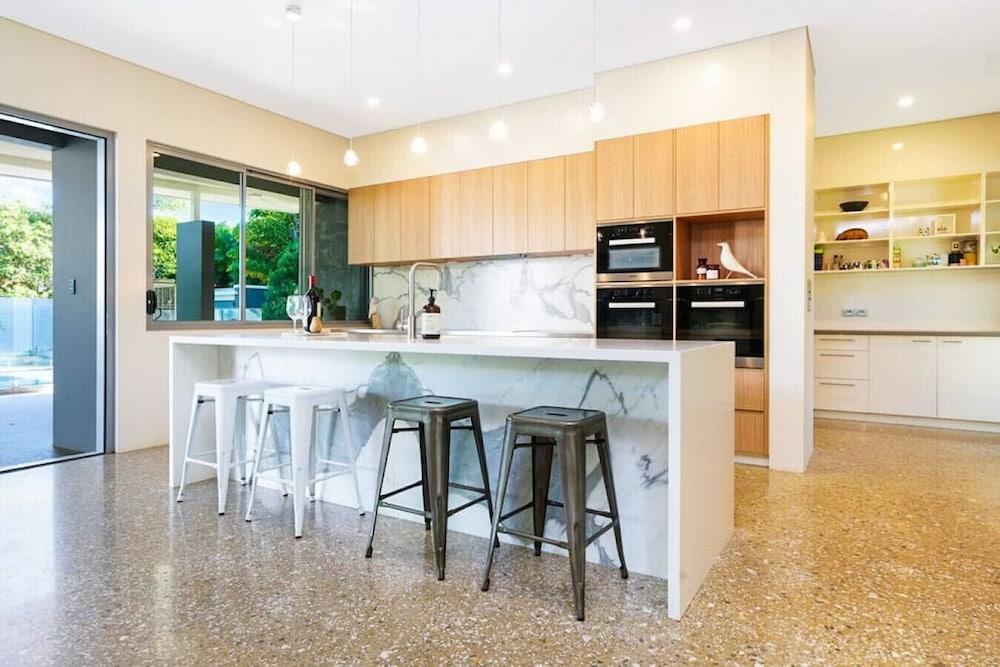 ZENLUX - 5BR Holiday Home with Pool