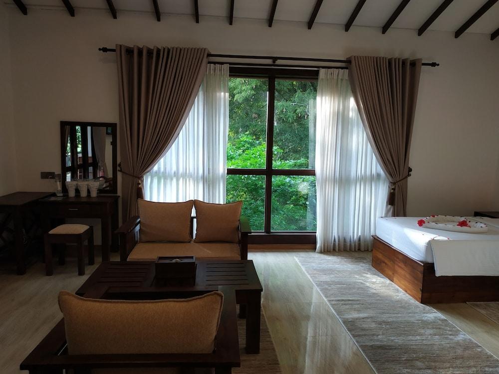 Sigiriya Cashew Palace Resort