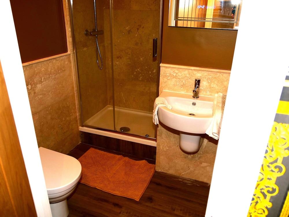 Sexy Luxurious Versace Apartment Near Sheffield