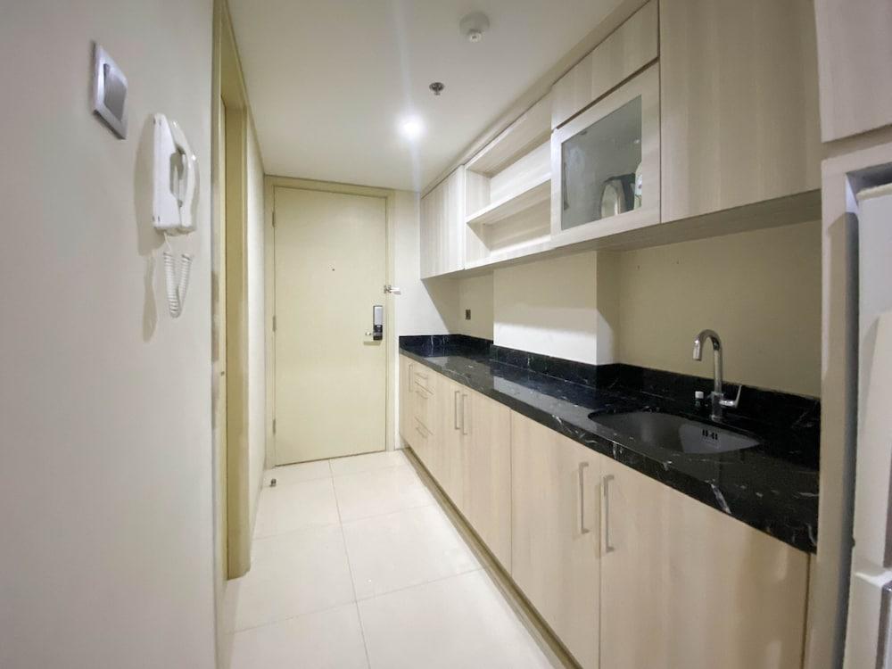 Nice And Elegant Studio Apartment At Warhol (W/R) Residence