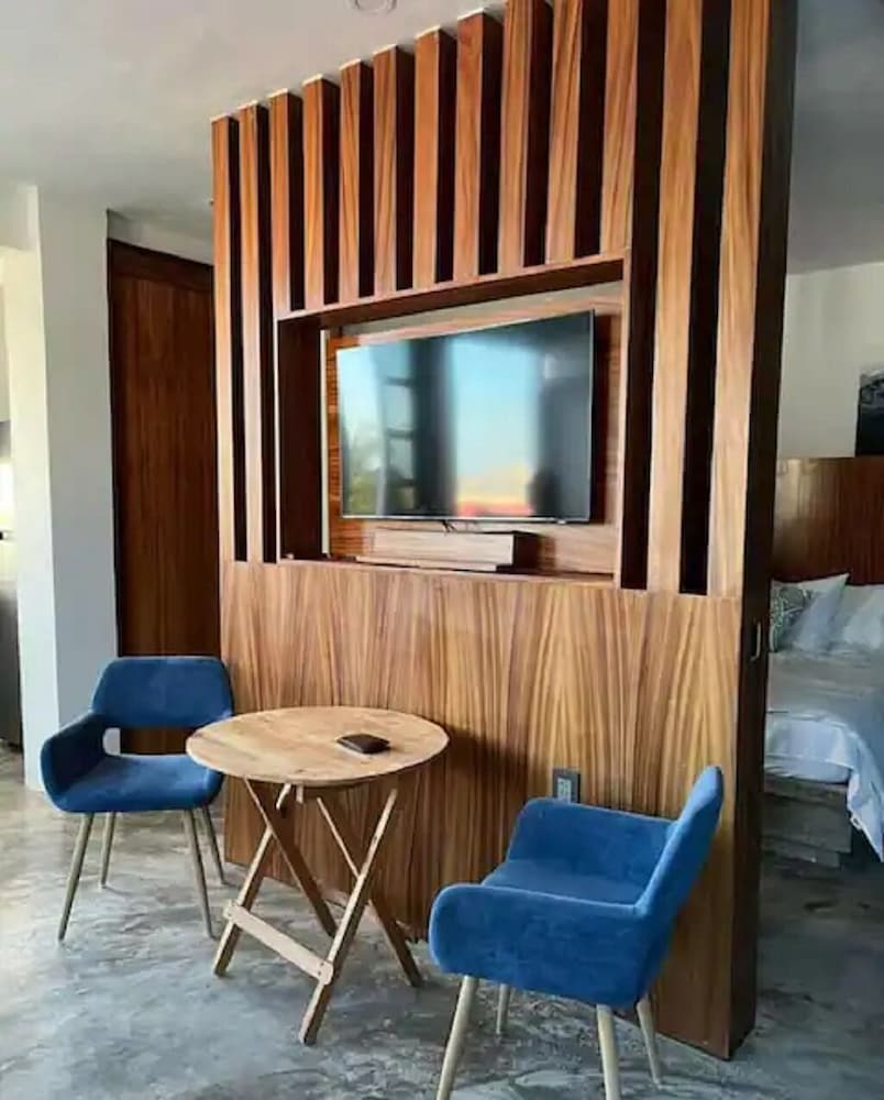 Isla Bistro Condos by Lubeck HCollection