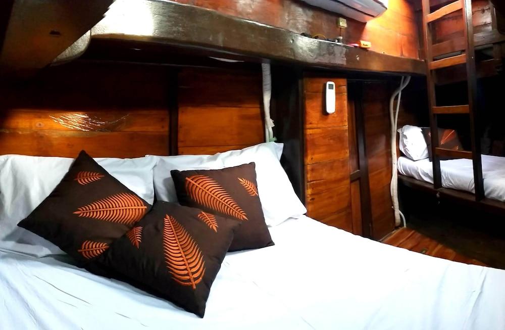 Komodo Pirate Boat - Phinisi Liveaboard