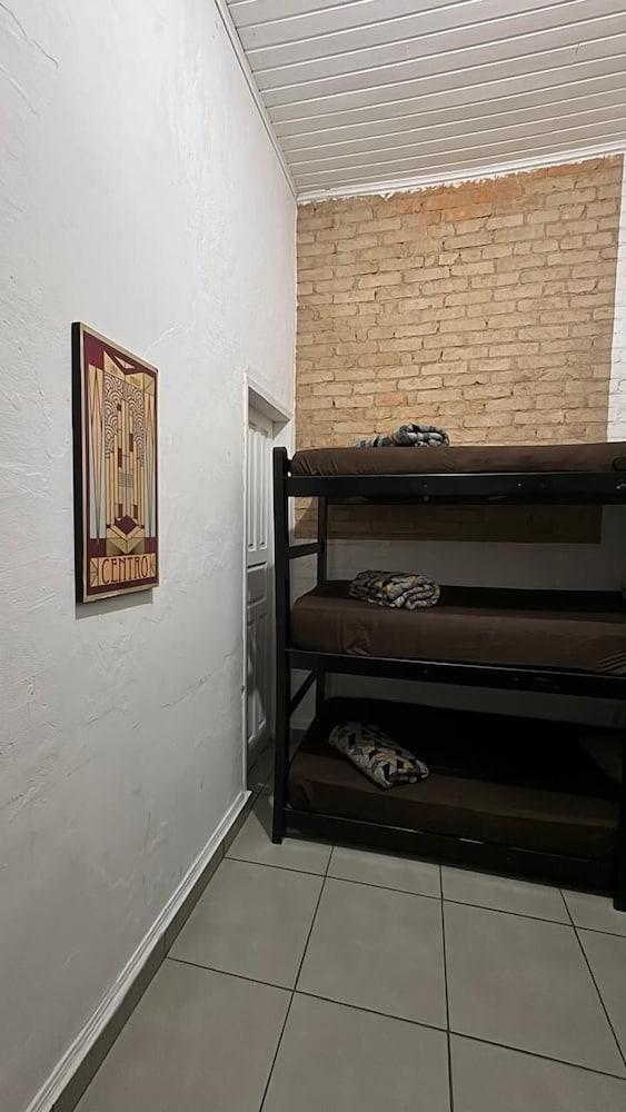 Pinheiros Hostel e Food