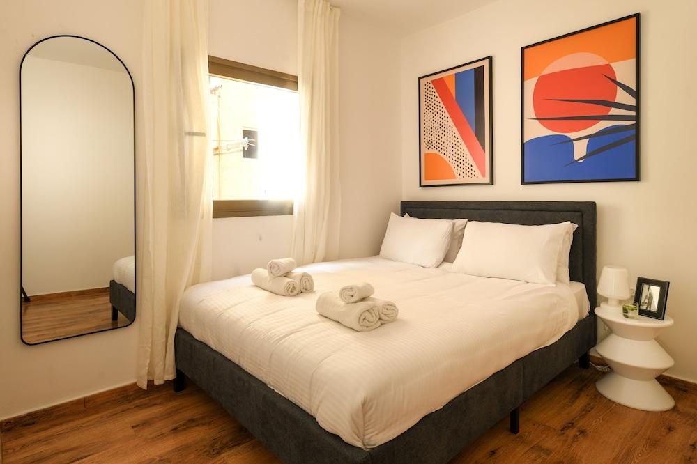 Pet-friendly 2BR Apt & Kitchen