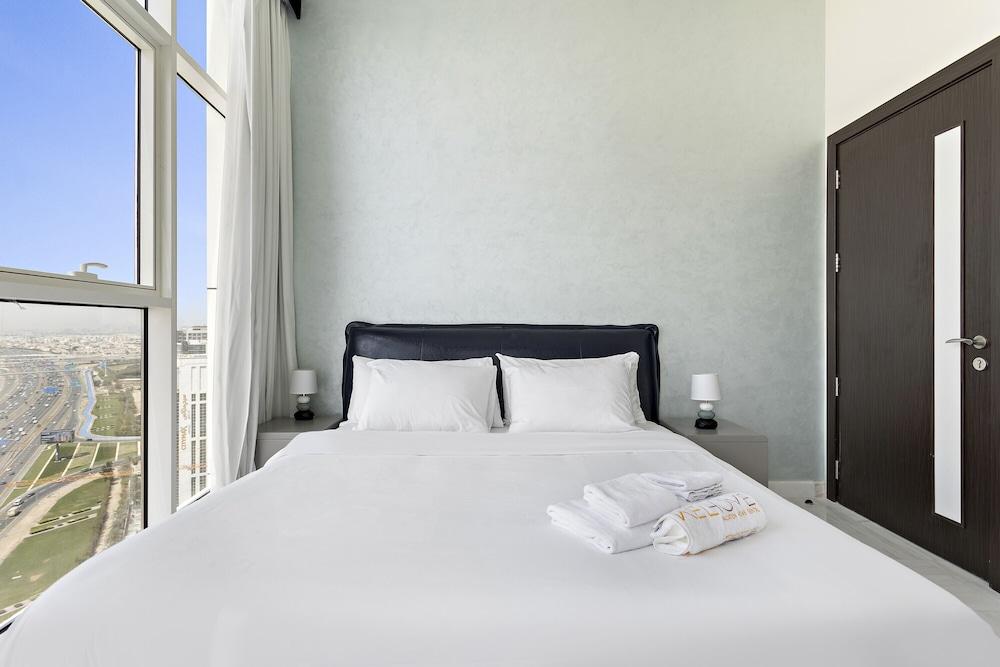 WelHome - Opulent Retreat With Panoramic Cityscape Views