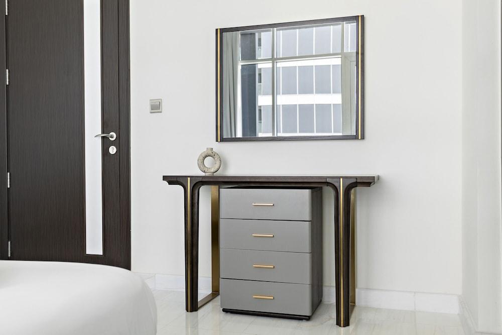 WelHome - Opulent Retreat With Panoramic Cityscape Views