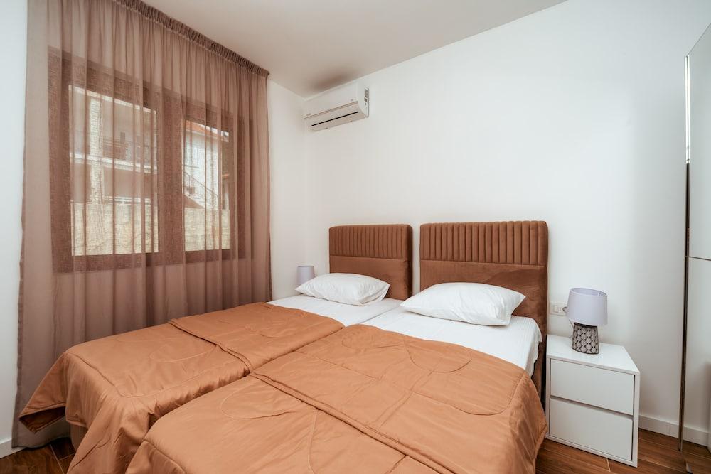 Uphill Glavanovic Pool Villa