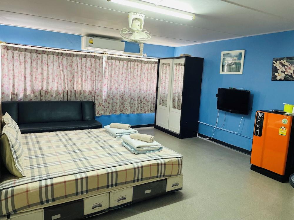 Muangthong C3, C4 near Impact by Anna