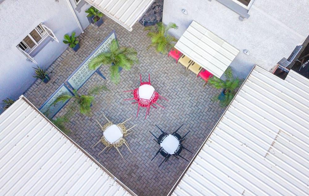 Dyke Suites And Apartments