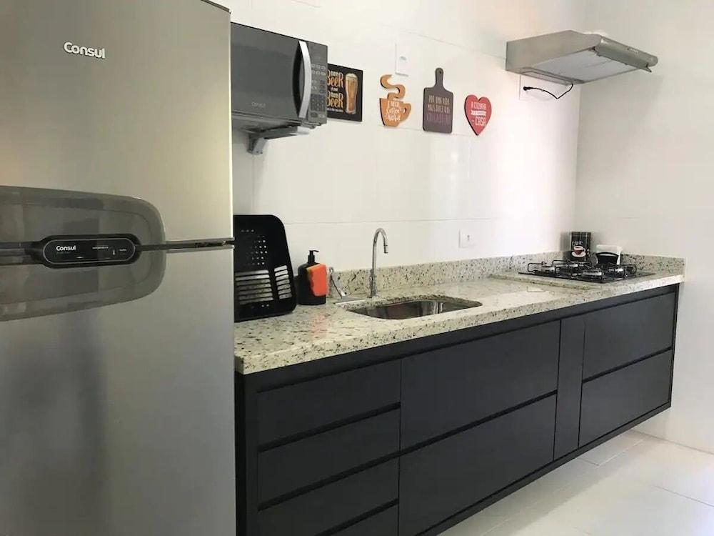 Apto novo e arejado com uma ampla sacada