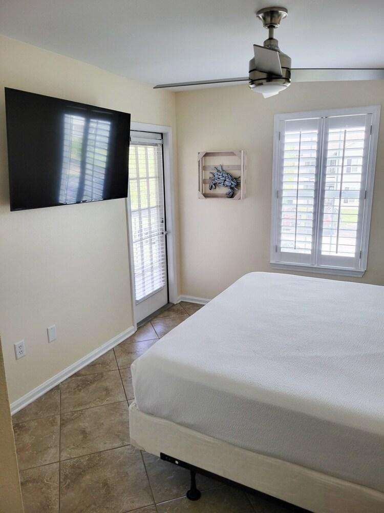 3b/2b w/ Pool & Tennis Court, Sleeps 6