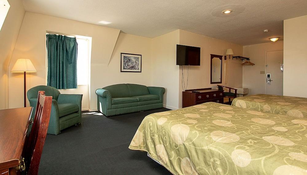 Country Squire Inn & Suites