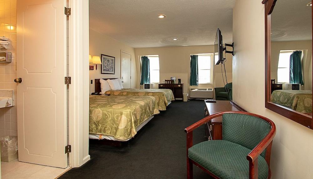 Country Squire Inn & Suites