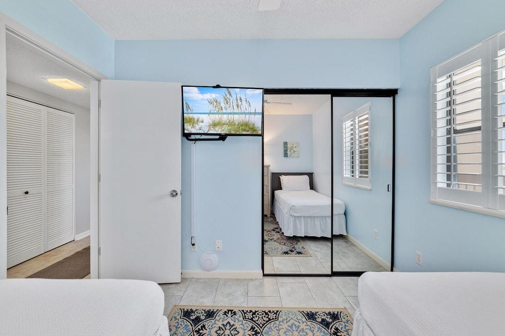 Stunning Views, 3bd/2ba w/ Private Balcony