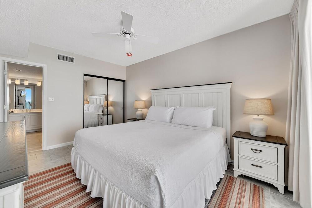 Stunning Views, 3bd/2ba w/ Private Balcony