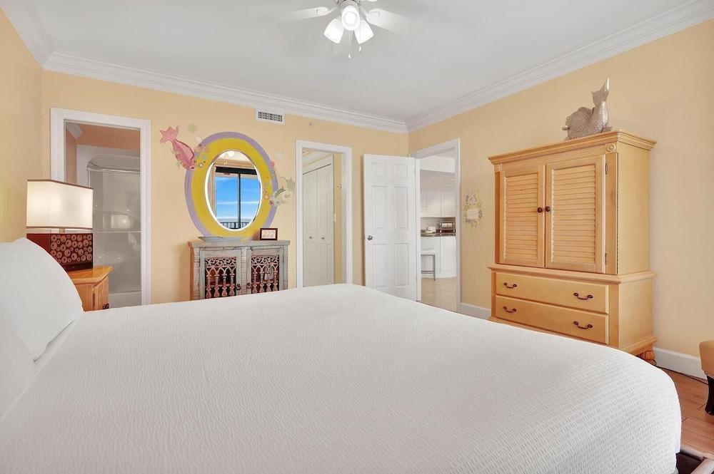 Beachfront Condo w/ View & Pool, Sleeps 8