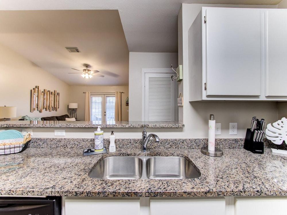 Full Condo w/ Pool & Gym, Sleeps 4