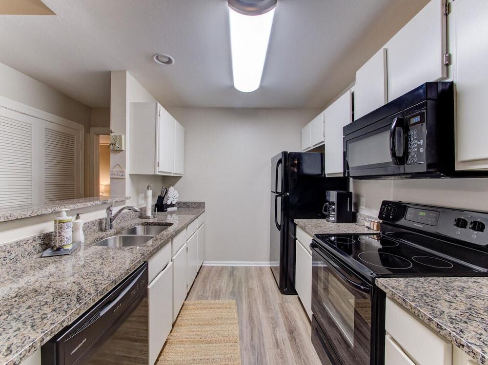 Full Condo w/ Pool & Gym, Sleeps 4